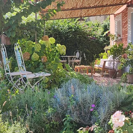 Lally's Garden Oda ve Kahvaltı Sorrento